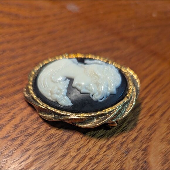 Vintage Gold Tone Lady Cameo Brooch Pin 1.5” Elegant Victorian Revival Jewelry D - Picture 8 of 9